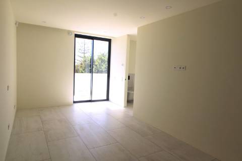 Moradia de luxo com amplas áreas, piscina, jardim e vista mar