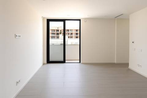 Moradia de luxo com amplas áreas, piscina, jardim e vista mar