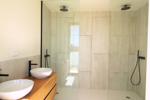 Moradia de luxo com amplas áreas, piscina, jardim e vista mar