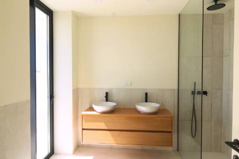 Moradia de luxo com amplas áreas, piscina, jardim e vista mar