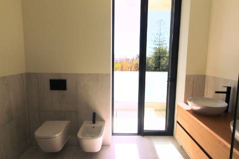 Moradia de luxo com amplas áreas, piscina, jardim e vista mar