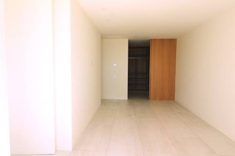 Moradia de luxo com amplas áreas, piscina, jardim e vista mar