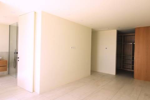 Moradia de luxo com amplas áreas, piscina, jardim e vista mar