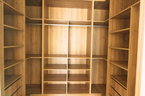 Moradia de luxo com amplas áreas, piscina, jardim e vista mar