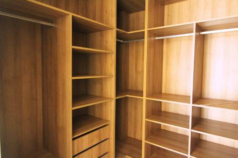 Moradia de luxo com amplas áreas, piscina, jardim e vista mar