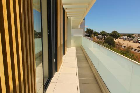 Moradia de luxo com amplas áreas, piscina, jardim e vista mar