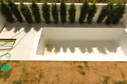 Moradia de luxo com amplas áreas, piscina, jardim e vista mar