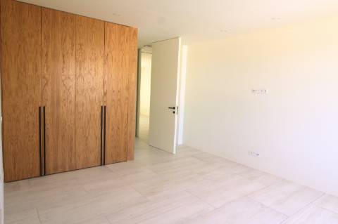 Moradia de luxo com amplas áreas, piscina, jardim e vista mar