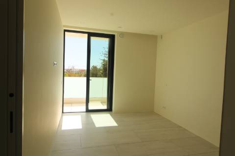 Moradia de luxo com amplas áreas, piscina, jardim e vista mar