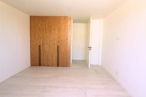 Moradia de luxo com amplas áreas, piscina, jardim e vista mar