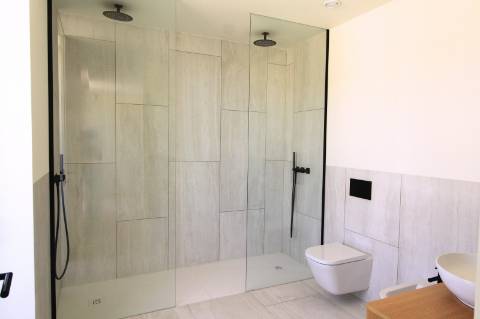 Moradia de luxo com amplas áreas, piscina, jardim e vista mar