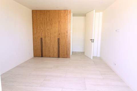 Moradia de luxo com amplas áreas, piscina, jardim e vista mar