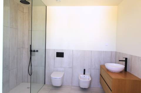 Moradia de luxo com amplas áreas, piscina, jardim e vista mar