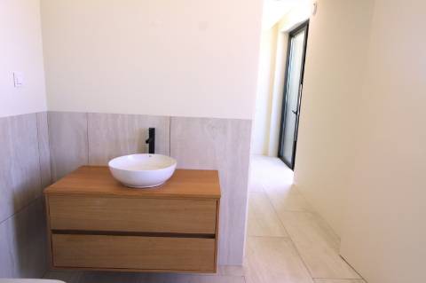 Moradia de luxo com amplas áreas, piscina, jardim e vista mar