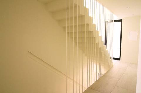 Moradia de luxo com amplas áreas, piscina, jardim e vista mar