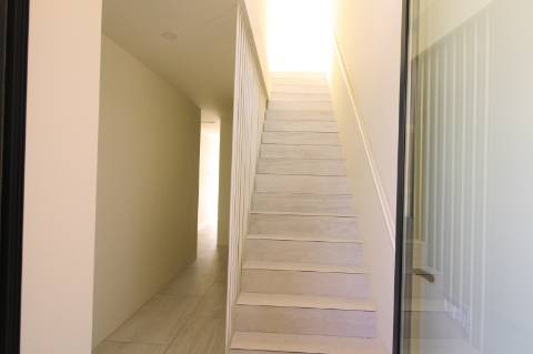 Moradia de luxo com amplas áreas, piscina, jardim e vista mar