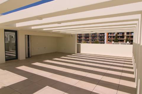 Moradia de luxo com amplas áreas, piscina, jardim e vista mar