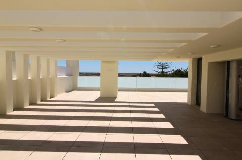 Moradia de luxo com amplas áreas, piscina, jardim e vista mar