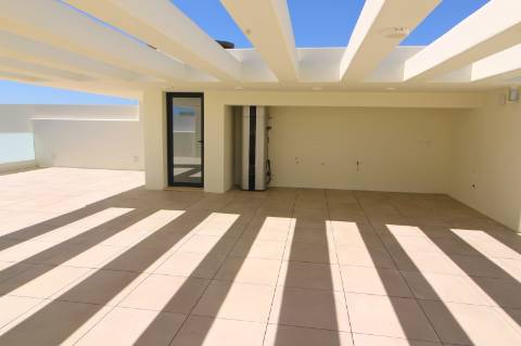 Moradia de luxo com amplas áreas, piscina, jardim e vista mar