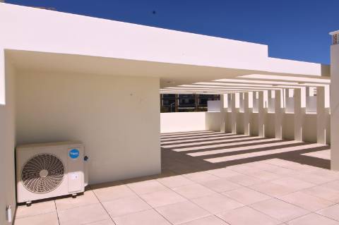 Moradia de luxo com amplas áreas, piscina, jardim e vista mar