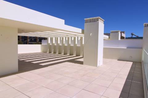 Moradia de luxo com amplas áreas, piscina, jardim e vista mar