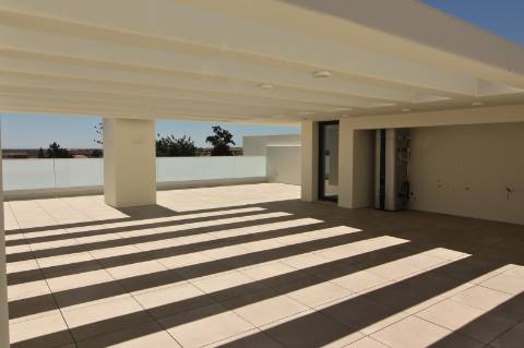 Moradia de luxo com amplas áreas, piscina, jardim e vista mar