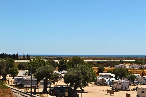 Moradia de luxo com amplas áreas, piscina, jardim e vista mar