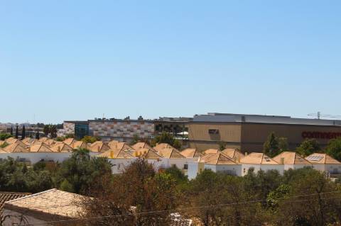 Moradia de luxo com amplas áreas, piscina, jardim e vista mar