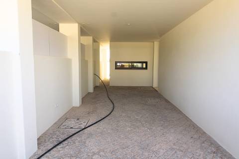 Moradia de luxo com amplas áreas, piscina, jardim e vista mar