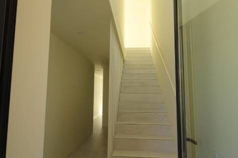 Moradia de luxo com amplas áreas, piscina, jardim e vista mar