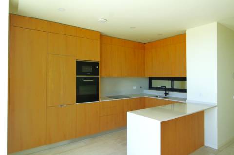 Moradia de luxo com amplas áreas, piscina, jardim e vista mar