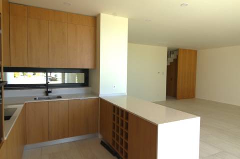 Moradia de luxo com amplas áreas, piscina, jardim e vista mar