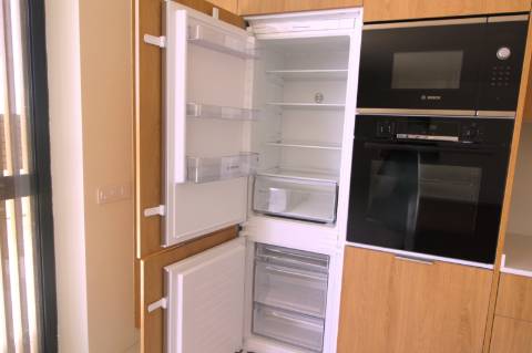 Moradia de luxo com amplas áreas, piscina, jardim e vista mar