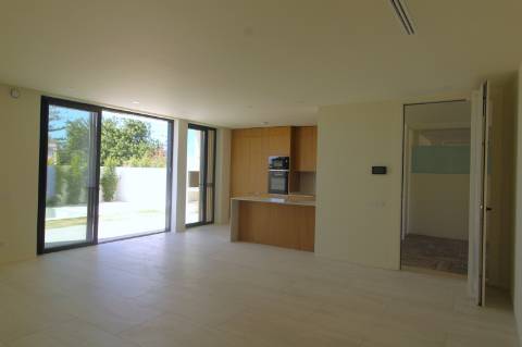 Moradia de luxo com amplas áreas, piscina, jardim e vista mar