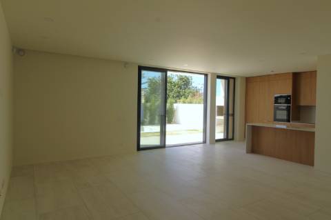 Moradia de luxo com amplas áreas, piscina, jardim e vista mar