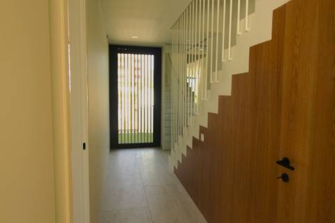 Moradia de luxo com amplas áreas, piscina, jardim e vista mar