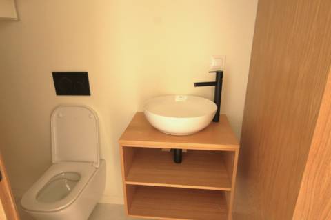 Moradia de luxo com amplas áreas, piscina, jardim e vista mar