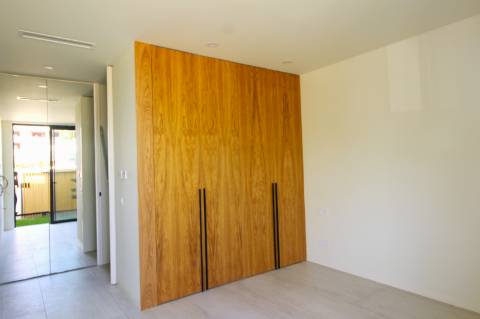 Moradia de luxo com amplas áreas, piscina, jardim e vista mar