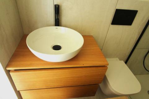 Moradia de luxo com amplas áreas, piscina, jardim e vista mar