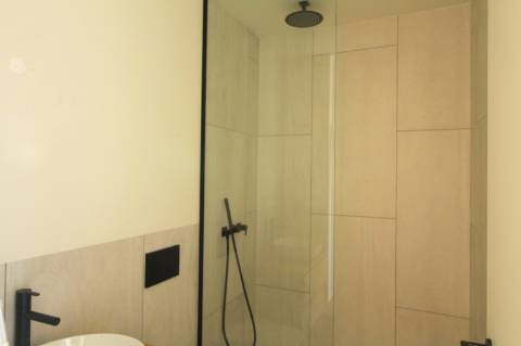 Moradia de luxo com amplas áreas, piscina, jardim e vista mar