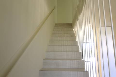 Moradia de luxo com amplas áreas, piscina, jardim e vista mar