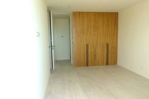 Moradia de luxo com amplas áreas, piscina, jardim e vista mar