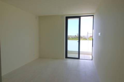 Moradia de luxo com amplas áreas, piscina, jardim e vista mar