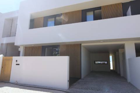 Moradia de luxo com amplas áreas, piscina, jardim e vista mar