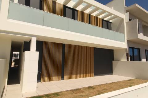 Moradia de luxo com amplas áreas, piscina, jardim e vista mar
