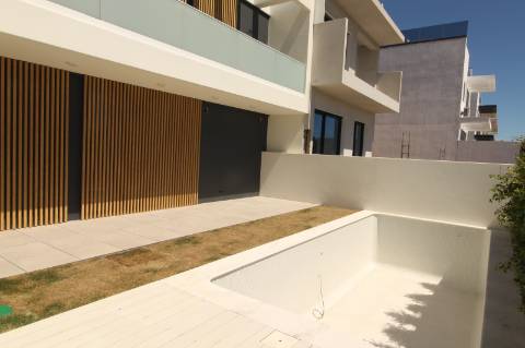 Moradia de luxo com amplas áreas, piscina, jardim e vista mar