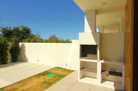 Moradia de luxo com amplas áreas, piscina, jardim e vista mar