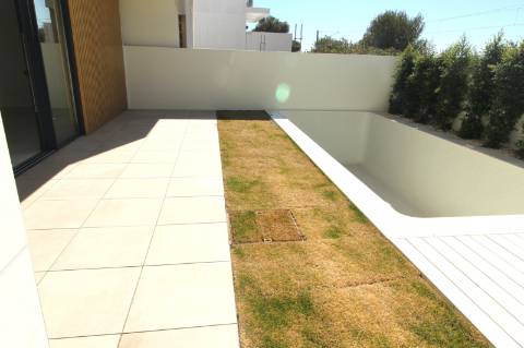 Moradia de luxo com amplas áreas, piscina, jardim e vista mar