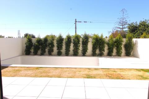 Moradia de luxo com amplas áreas, piscina, jardim e vista mar