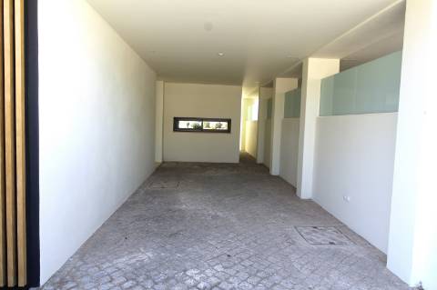 Moradia de luxo com amplas áreas, piscina, jardim e vista mar